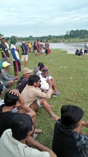 
 Diduga Tenggelam, Lansia Asal Larumpung Dicari Puluhan Warga di Sungai Bila Riase