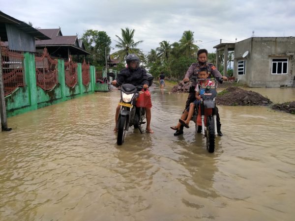 
 Hujan Sehari, Jalan Sawah di Desa Tonrongnge Sempat Digenangi Air