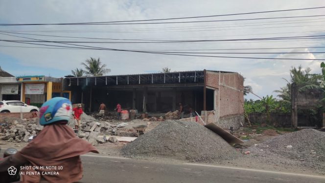 
 Warga Keluhkan Pembangunan Toko Modern di Depan Pasar Empagae