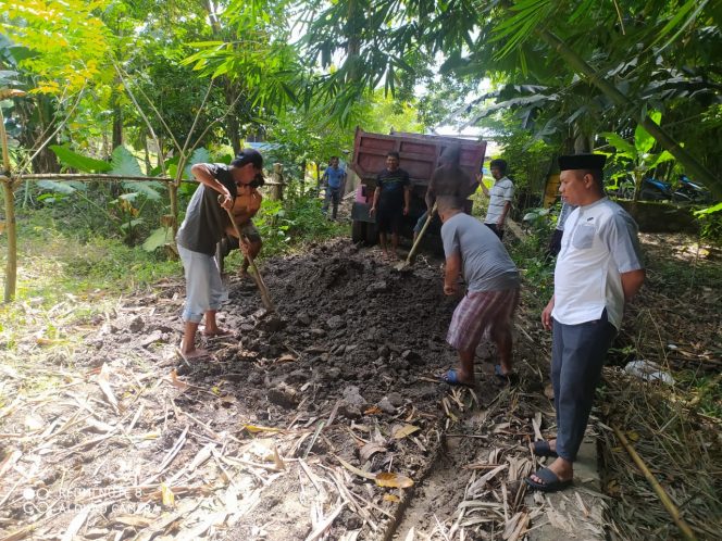 
 Respon Usulan Warga, ARM Timbun Jalan Becek di Bulo Wattang