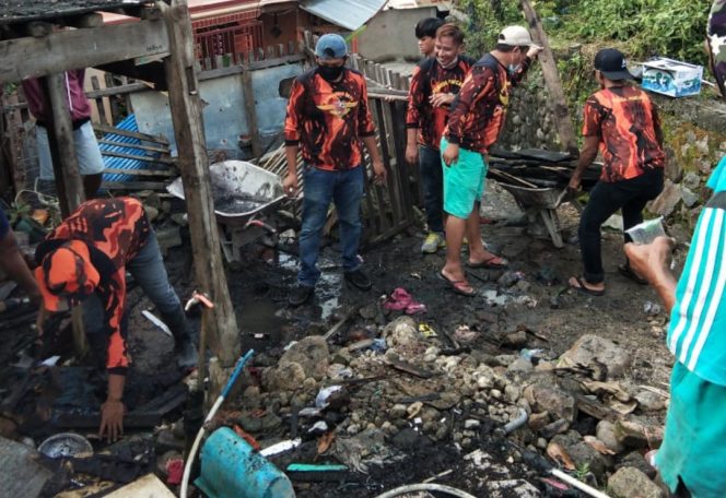 
 MPC Pemuda Pancasila Parepare Bantu Korban Kebakaran di Takkalao