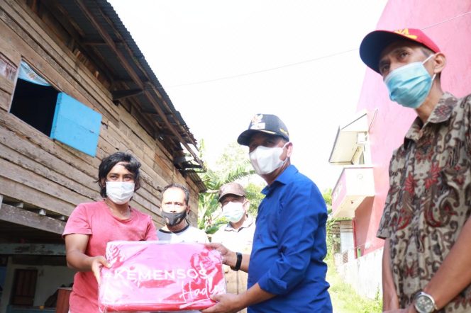 
 Wakil Bupati Barru Serahkan Bantuan untuk Warga Korban Angin Kencang