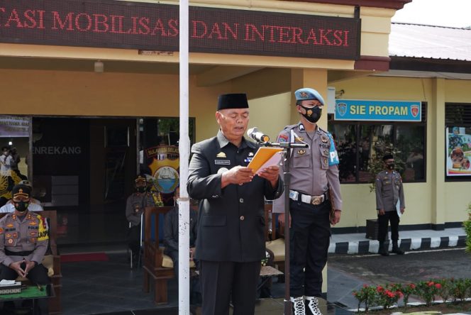 
 Bupati Enrekang, H Muslimin Bando menjadi inspektur upacara pada apel pasukan operasi ketupat, di Mapolres Enrekang, Senin, (5/5/2021).
