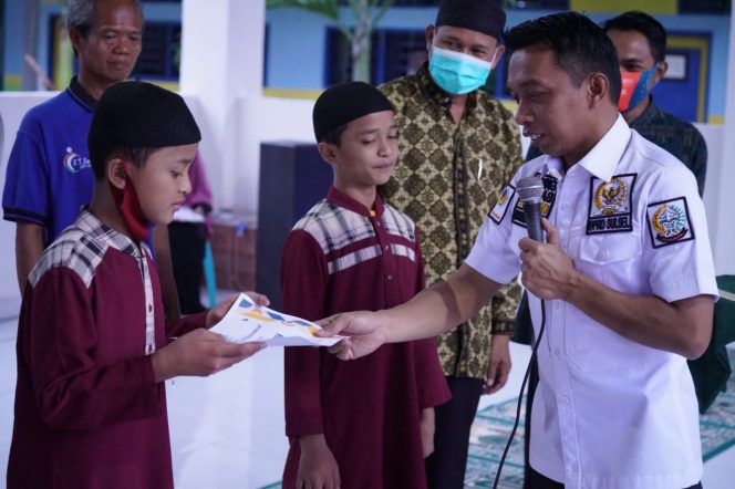 
 Wakil Ketua DPRD Sulsel, H Syaharuddin Alrif memotivasi peserta Kampung Ramadan yang digelar Muhammadiyah Boarding School Rappang.