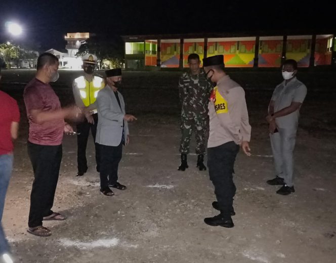 
 Bupati Enrekang meninjau lokasi shalat ied di Lapangan Abubakar Lambogo, Rabu malam (12/5).