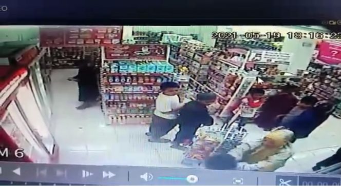 
 Ibu Ini Terekam CCTV saat Cekik Anak Dibawah Umur di Toko Alfamart Hos Cokrominoto Sidrap