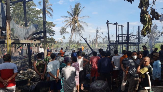 
 2 rumah warga di Awang-awang Pinrang ludes terbakar Sabtu (5/6/2021).