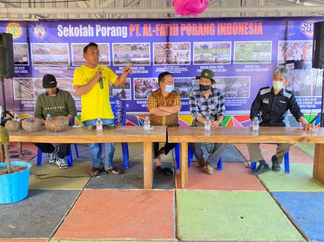 
 Bupati Majene, H Lukman Nurman dan rombongan berkunjung ke kebun porang Talumae, Minggu (6/6/2021).