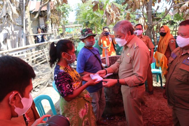 
 Bupati Pinrang, A Irwan Hamid menyerahkan bantuan ke korban kebakaran di Awang-awang, Pinrang
