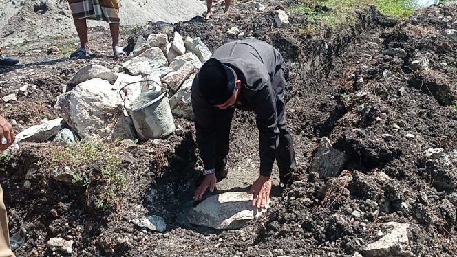 
 Anggota DPRD Sidrap, Sudarmin Baba melakukan peletakan batu pertama Masjid Al Iman Batu Lappa