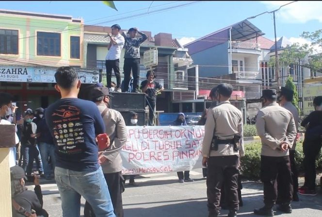 
 Aksi demo yang mewarnai sertijab Kasat Lantas Polres Pinrang, Senin (14/6/20210).