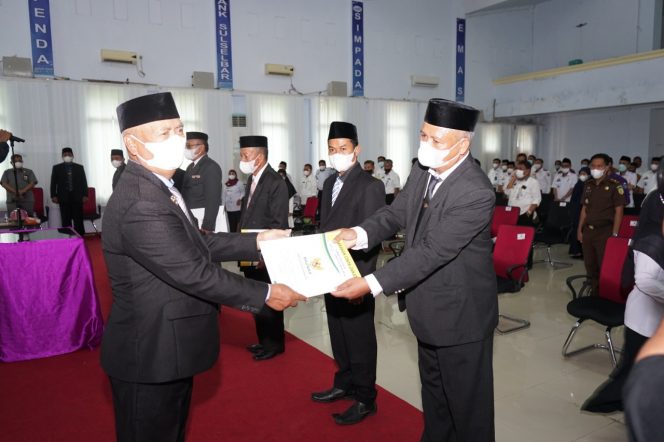 
 Bupati Enrekang, Muslimin Bando melantik Ketua Baznas Enrekang, drh H Junwar, Rabu (30/6/2021).