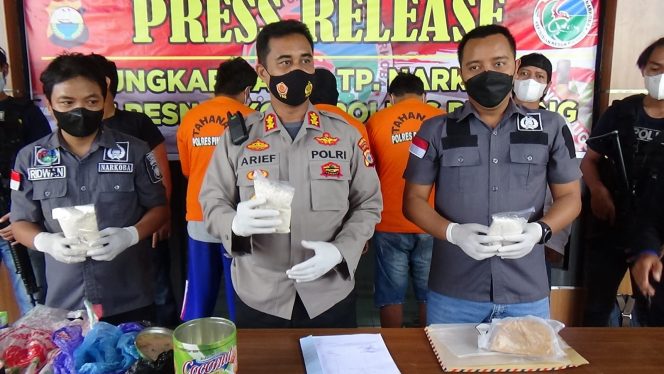 
 Polres Pinrang saat merilis pengungkapan 1 Kg narkoba jenis heroin.