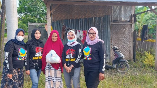 
 Tim Jumat Berkah RMS Berbagi saat mengunjungi warga di Desa Tonrong Rijang, Jumat (9/7/2021).