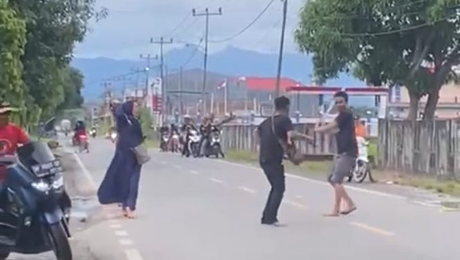 
 Video 2 pria duel menggunakan parang di Rappang yang viral Jumat (2/7/2021).