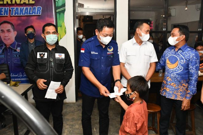 
 Ketua DPW Nasdem Sulsel, Rusdi Masse saat menyantuni anak yatim di Kab Takalar