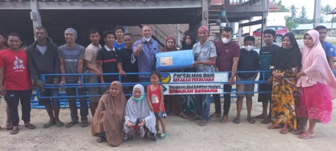 
 Anggota DPRD Sidrap, Abd Rahman Mustafa menyerahkan tenda ke warga Anrelli, Desa Kulo.