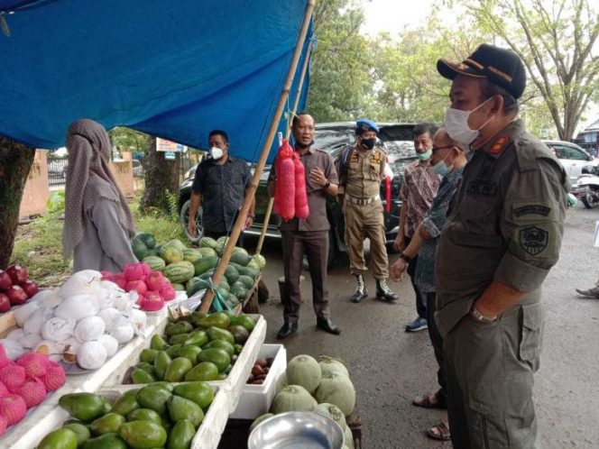 
 Anggota DPRD Barru, Rusdi Bucek saat sidak di Pasar Mattirowalie, Kamis (8/7/2021).