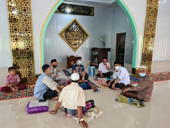 
 Bupati Barru, H Suardi Saleh disambut kolega saat safari jumat di Masjid Raodatul Jannah, Tuwung, Jumat (10/7/2021).