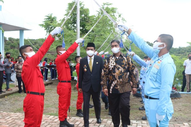 
 Bupati Barru saat disambut taruna SMK Pelayaran Lintas Nusantara, Sabtu (17/7/2021).