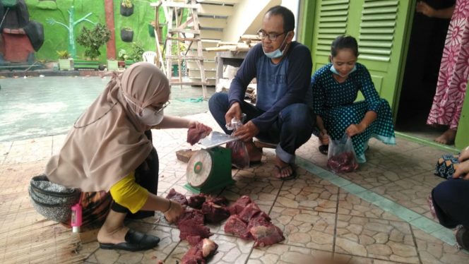 
 Proses pemyembelihan hewan kurban di Kampus 3 Putri Bululampang, Ponpes DDI Mangkoso Barru