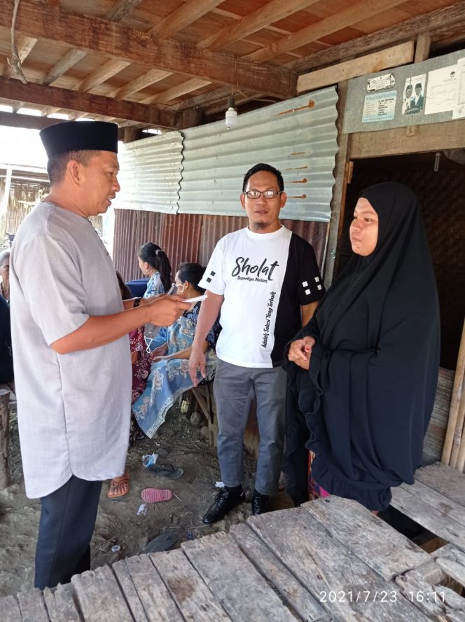 
 Anggota Komisi I DPRD Sidrap, Samsumarlin dan H Fathuddin saat berkunjung ke rumah Desi Ratna Sari, Jumat (23/7/2021).