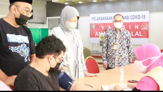 
 Anggota DPR RI, Hj Hasnah Syam memantau vaksinasi di bola soba'e, Jumat (23/7/2021).