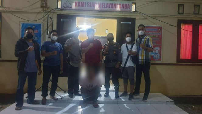 
 Pelaku pembunuhan saat menyerahkan diri di Polres Pinrang