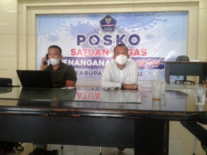 
 Kepala Sekretariat Satgas Covid-19 Barru, Darwis bersama Kadis Pariwisata, A Syarifuddin saat mengkalirifikasi dugaan jualbeli bantuan rapid tes antigen di Barru.