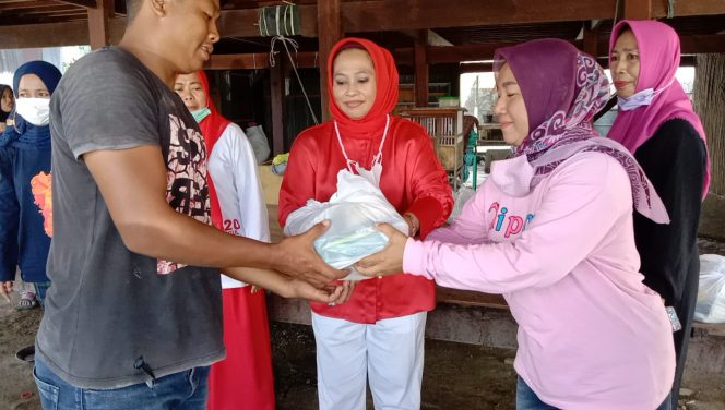 
 Istri Wabup Sidrap, Anita Mahmud Yusuf membagikan sembako ke warga, Jumat (13/8/2021).