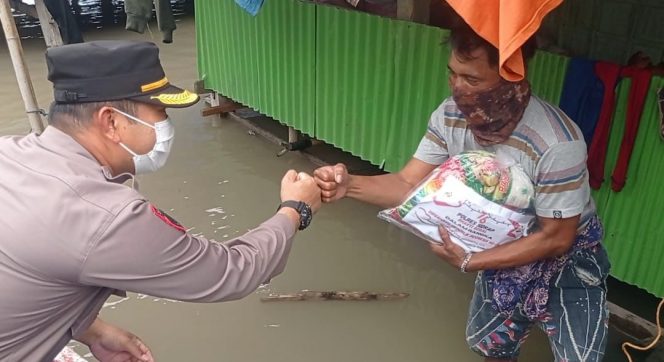 
 Kapolres Sidrap, AKBP Ponco Indriyo memantau banjit Wette'e sekaligus menyerahkan bantuan kepada warga, Selasa (31/08/2021)