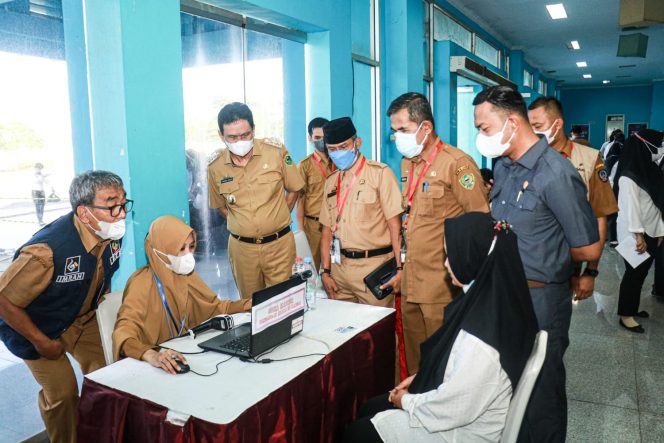 
 Suardi Saleh Tinjau Ujian CPNS Barru di CCC Makassar