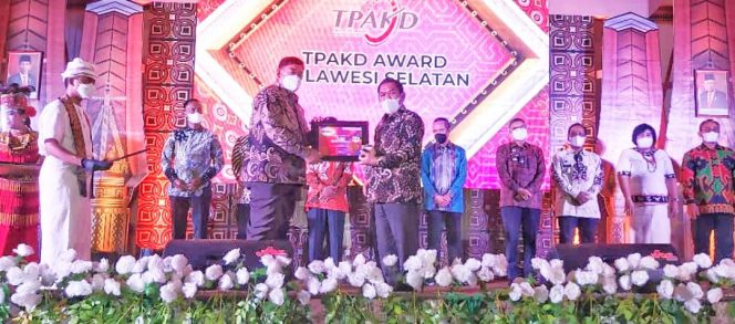 
 Inovasi Program TPKAD Sidrap Diganjar Penghargaan dari OJK