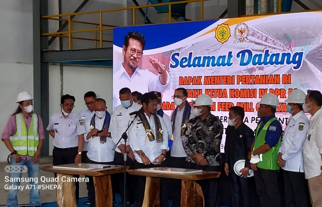 
 Menteri Pertanian RI, Syahrul Yasin Limpo saat meresmikan feed mill Cahaya Mario, Rabu, (29/12/2021).
