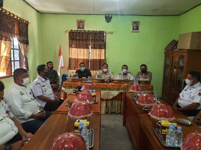 
 Rapat berlangsung di Kantor Desa Buae, dipimpin Asisten Pemerintahan dan Kesra Sidrap, sekaligus Wakil Ketua Satgas Percepatan Penggulangan Covid-19 Kabupaten Sidrap, Andi Faisal Burhanuddin.
