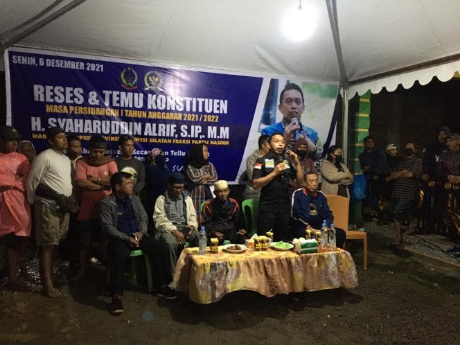 
 Wakil Ketua DPRD Sulsel, H Syaharuddin Alrif saat melakukan reses di Desa Teppo, Senin malam (6/12/2021).