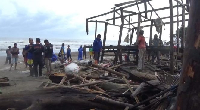 
 Warga yang bermukim di bibir pantai Pallameang Pinrang terkena dampak cuaca buruk 3 hari terakhir