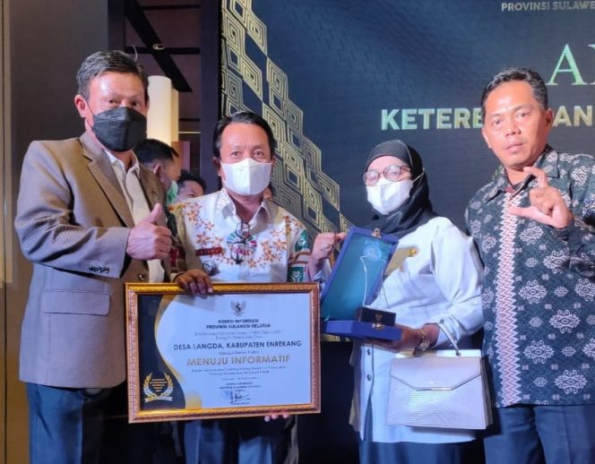 
 Kepala Desa Langda, Enrekang menerima penghargaan Desa dari KIP Sulsel, Rabu (15/12/2021).