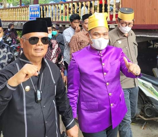 
 Bupati Enrekang, Muslimin Bando dan Wabup, Asman saat menghadiri acara Maccera Manurung di Desa Pasang, Jumat (17/12/2021).