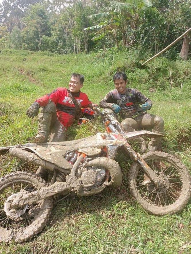 
 Politisi senayan, Mitra Fakhruddin saat melakukan trail adventure di Toraja.