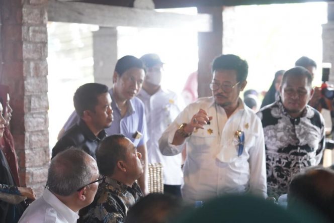 
 Menteri Pertanian, Syahrul Yasin Limpo dialog dan ngopi bareng dengan peternak se-Sidrap di CM Cafe & Resto, Rabu (29/12/2021).