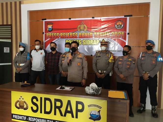 
 Kapolres Sidrap, AKBP Ponco Indriyo memimpin press release kasus hukum 2021, di Mapolres Sidrap, Jumat (31/12/2021).
