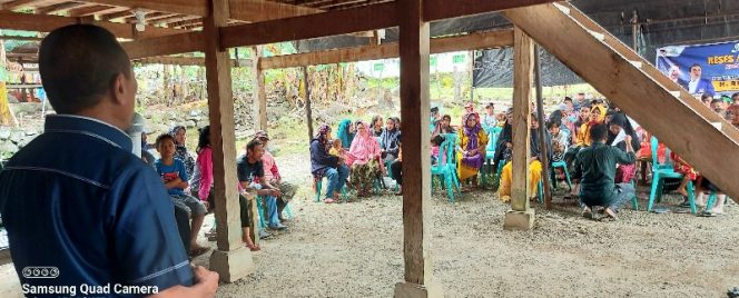 
 Ketua DPRD Sidrap, H Ruslan saat melakukan reses di Dusun Pabbaresseng, Kec. Watang Pulu, Jumat (14/1/2022).