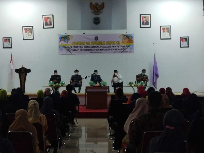 
 Bupati Enrekang, H Muslimin Bando saat melantik ratusan pejabat fungsional lingkup Pemkab Enrekang, Jumat sore, (31/12/2021).
