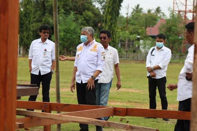 
 Bupati Pinrang, A Irwan Hamid saat mengecek lokasi pelaksanaan MTQ di Suppa, Sabtu (25/1/2022).