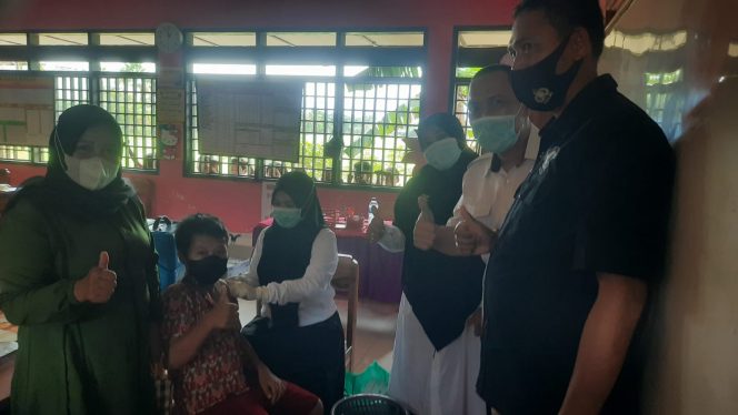 
 Sejak Jumat (28/1/2022), Dinas Kesehatan Pinrang mulai melakukan vaksinasi bagi anak berusia 6-11 tahun.