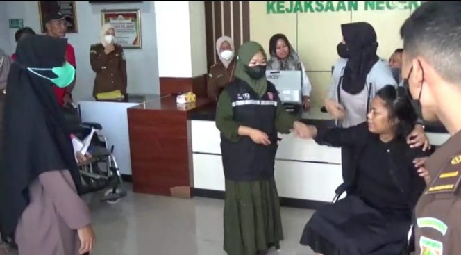 
 Kades Wiringtasi, Kec Suppa, Pinrang, A Dewi Yanti terlihat syok saat akan ditahan penyidik Kejari Pinrang, Dewi tersangkut kasus kuropsi ADD.