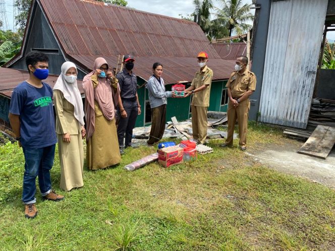 
 Dinas Sosial Barru menyerahkan bantuan kepada korban bencana angin puting beliaung dan tanah longsor di kecamatan Balusu,  Selasa  (25/1/2022).