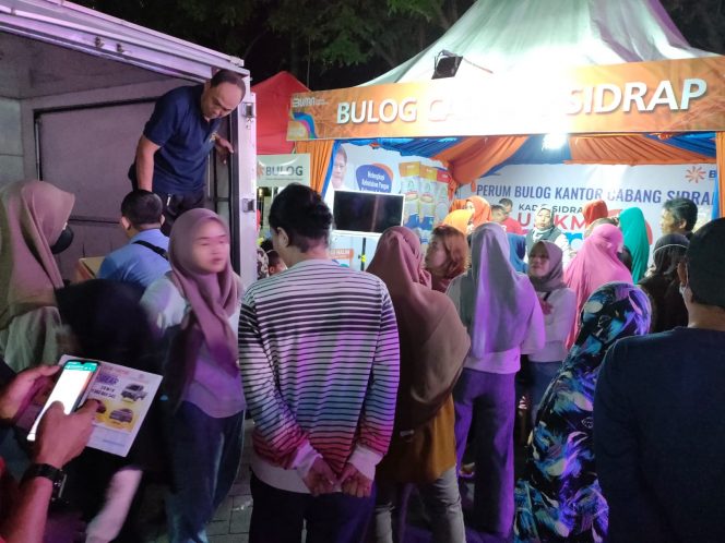 
 Stand Bulog di Kadin EXPO Sidrap selalu diserbu warga untuk membeli sembako murah.