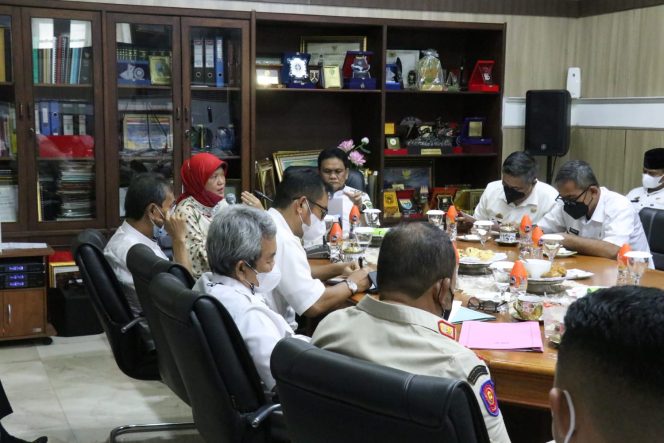 
 Bupati Barru, H Suardi Saleh memimpin rapat persiapan Hari Jadi Barru 2022. Tahun ini, perayaan HUT Barru tetap digelar sederhana.